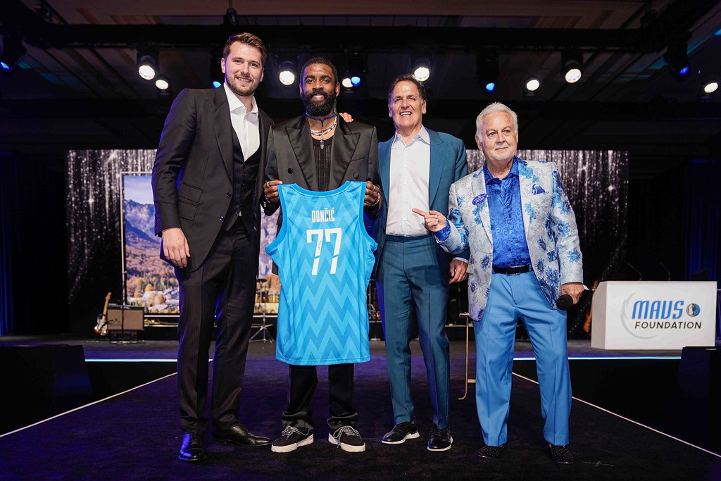 Mavs Ball 53623427301 L